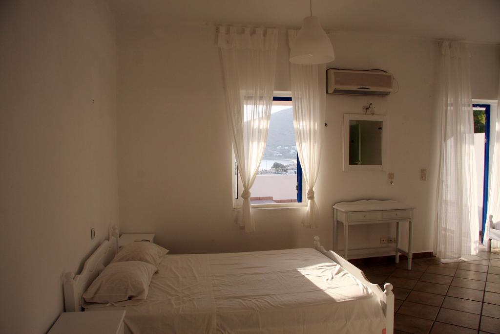 Armadoros Hotel / Ios Backpackers Extérieur photo
