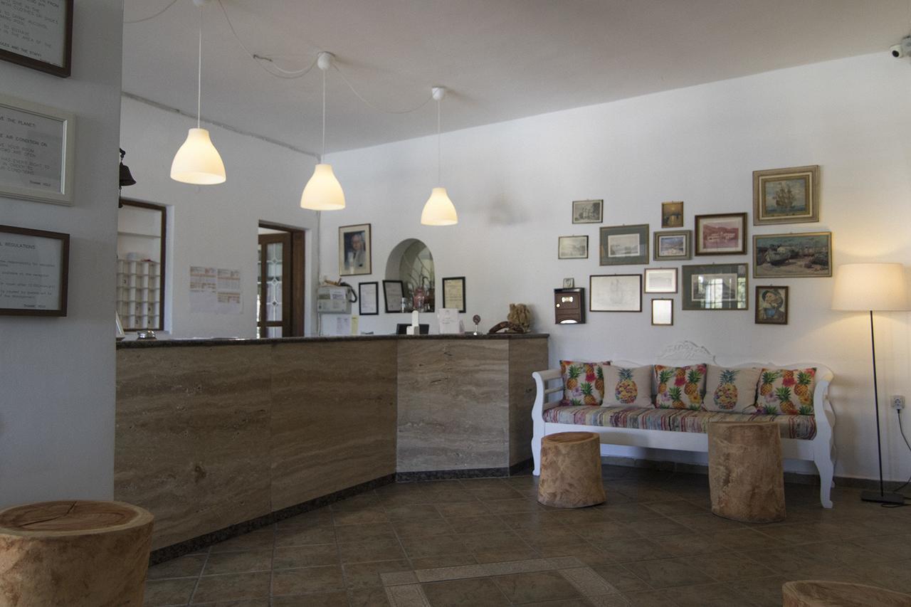 Armadoros Hotel / Ios Backpackers Extérieur photo