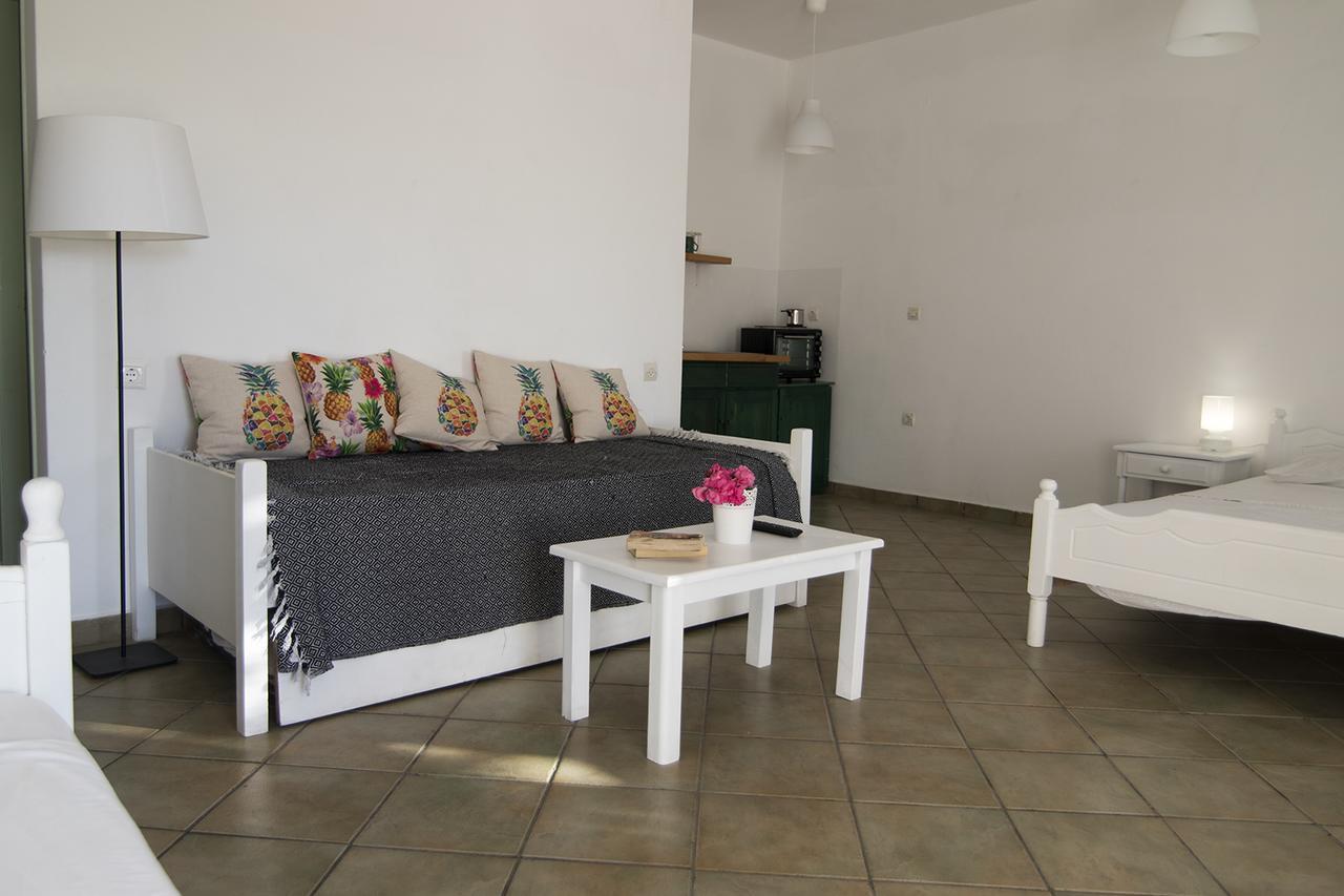 Armadoros Hotel / Ios Backpackers Extérieur photo